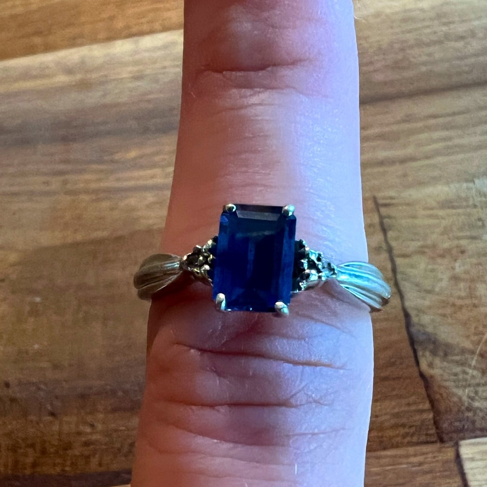 10k ring with  Blue Gemstone